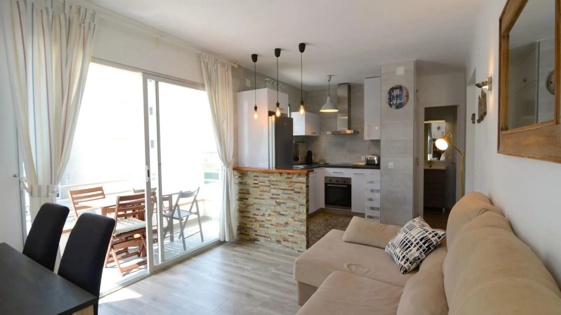 ל'אסטרטיט Omega 5 1-D Apartment 0*,