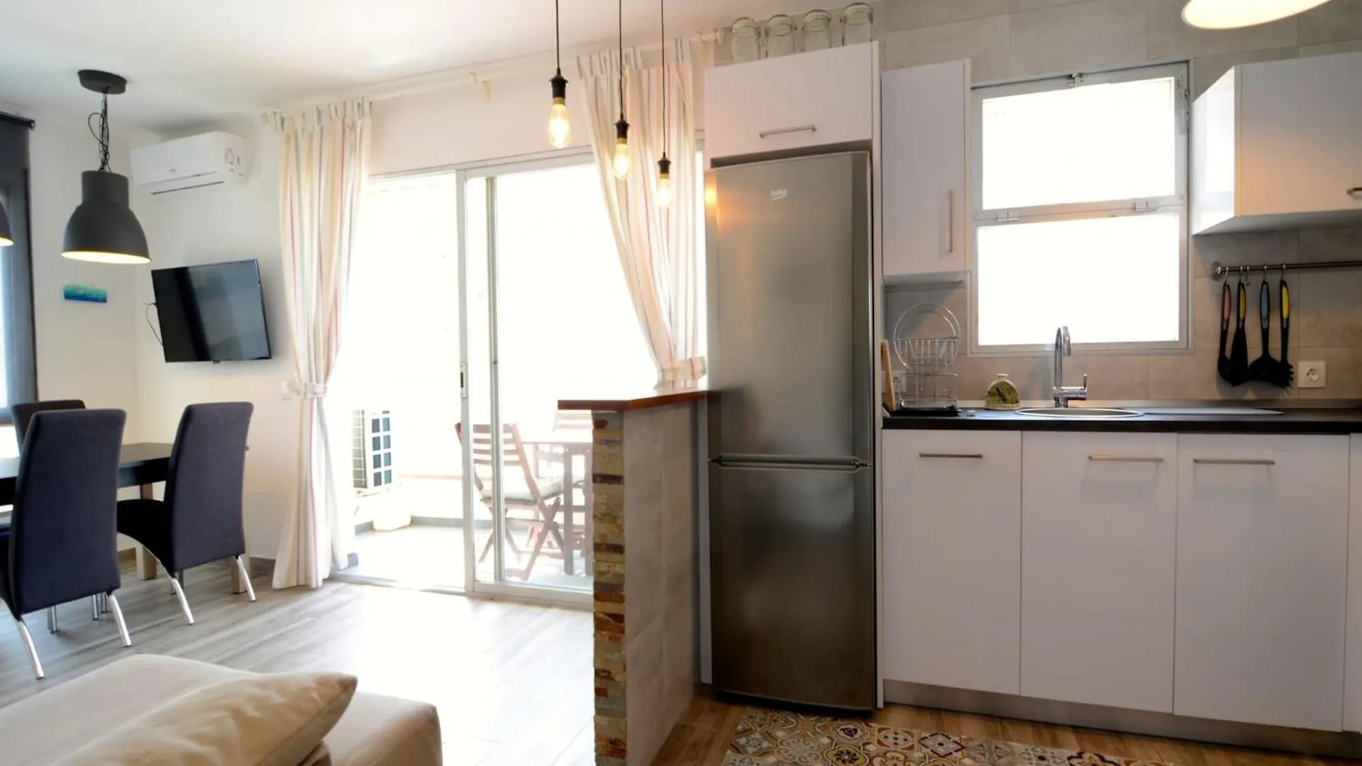 ל'אסטרטיט Omega 5 1-D Apartment